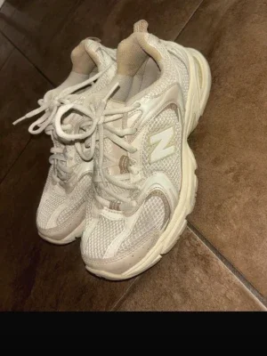 New Balance 530 sneakers beige/vit