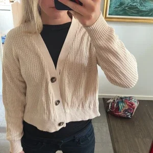 Beige kofta från Selected Femme