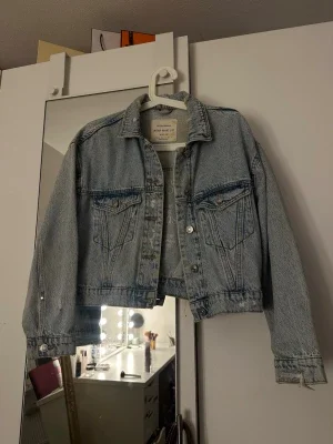 Ljusblå cropped jeansjacka