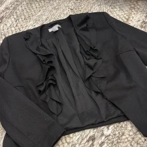 Svart kavaj med volang från H&M