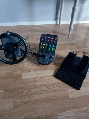 Logitech ratt, pedaler och kontrollpanel