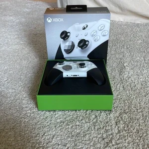 Xbox One S med Elite Series 2 Controller och en original kontroll. Plus power sladden till Xboxt. Plus Turtle Beach Stealth 600P GEN2 White