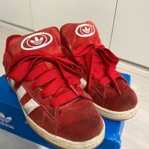 Röda Adidas Campus 00’s sneakers