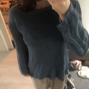 Blå stickad tröja med lång ärm