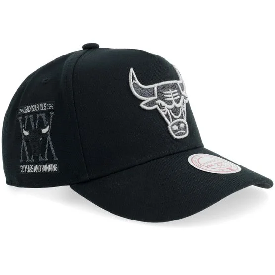 Mitchell & Ness - NBA Black adjustable Czapka Z Daszkiem - Chicago Bulls Core Xi Pro Black A-frame Adjustable @ Hatstore