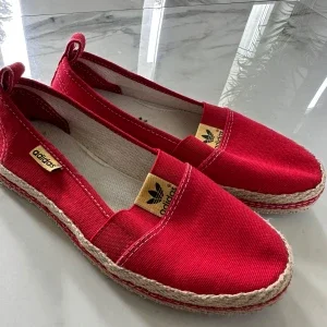 Röda espadrillos från Adidas