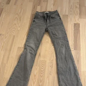 Grå jeans Gina