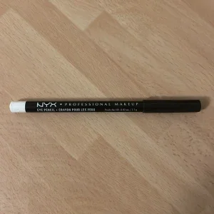 NYX vit ögonpenna SPE906