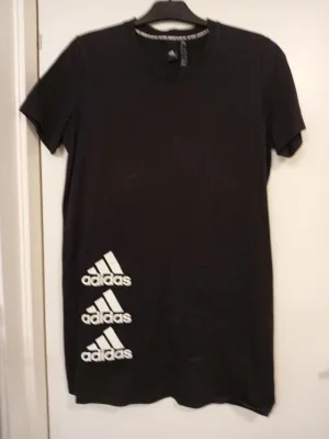 Svart Adidas t-shirt klänning med logga