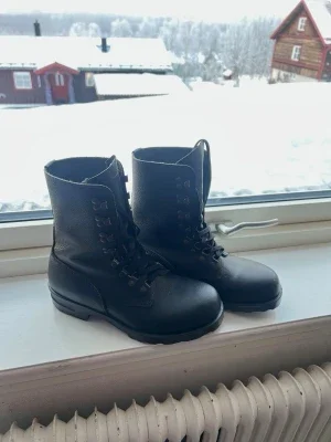 Svarta militärkängor M77