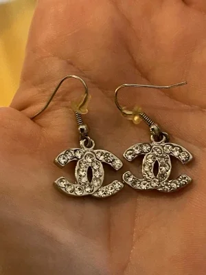 Chanel örhängen med strass (ej äkta)