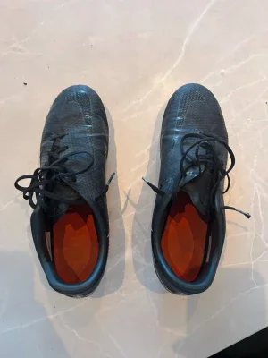 Svarta Nike phantom fotbollsskor