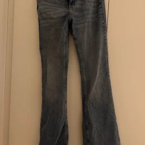 Blå bootcut jeans från H&M, strl 44