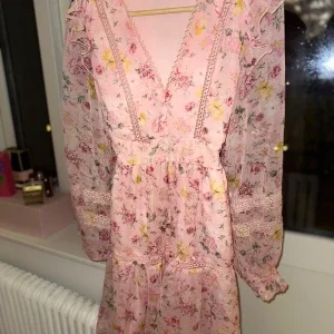 Rosa blommig klänning från Vila ️