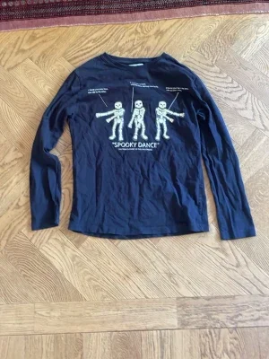 Två långärmade tröjor