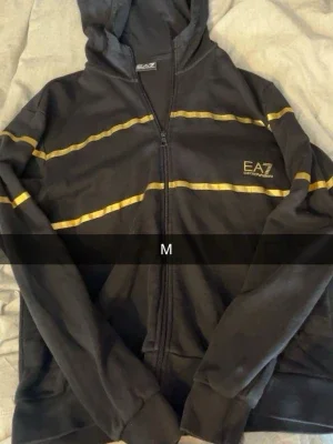 Svart EA7 hoodie med gula ränder