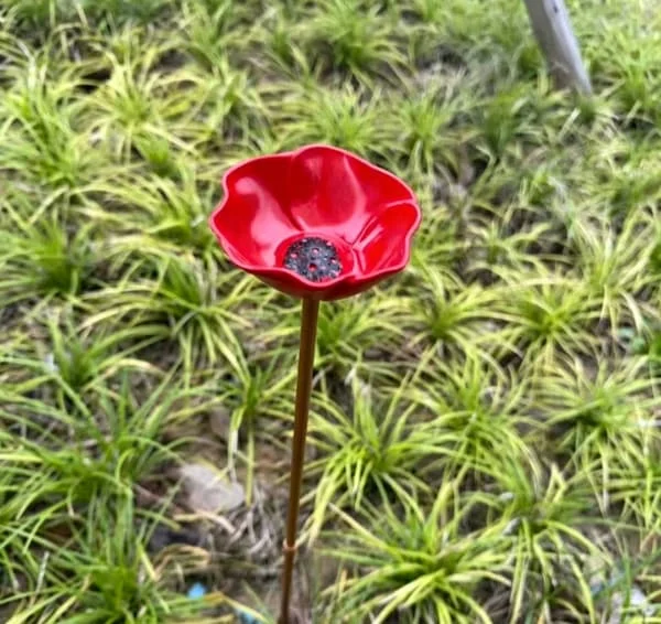 Fuglebad i metall med blomster, håndlagde hagestaker, vinterbestandige fuglebad og insektvann, fuglebad for hage og uteplass, rød