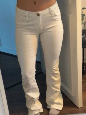 Vita utsvängda jeans