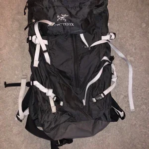 Svart ryggsäck Arc'teryx Alpha 35 Vintage Arc’teryx Hiking Backpack (OS)+ Waterproof Haglöfs