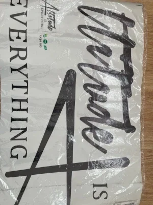 Väggdekor med text 'Attitude is Everything'