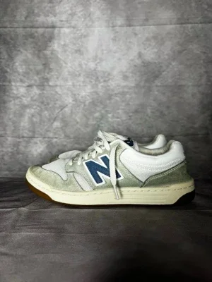 Vita New Balance sneakers med blå detalj