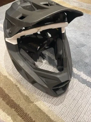 Svart och vit cykelhjälm med skärm