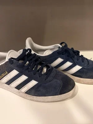 Adidas Gazelle blå och vita sneakers