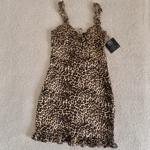 Nelly mini klänning i viskos leopardmönster