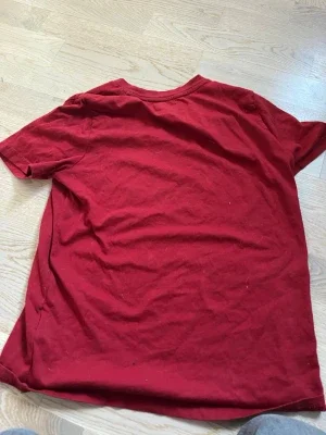Röd t-shirt från Abercrombie Kids