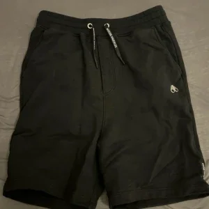 Svarta shorts från Moose Knuckles